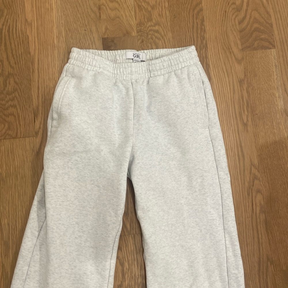 Athletic girl, open leg, sweatpants, size L color, gray